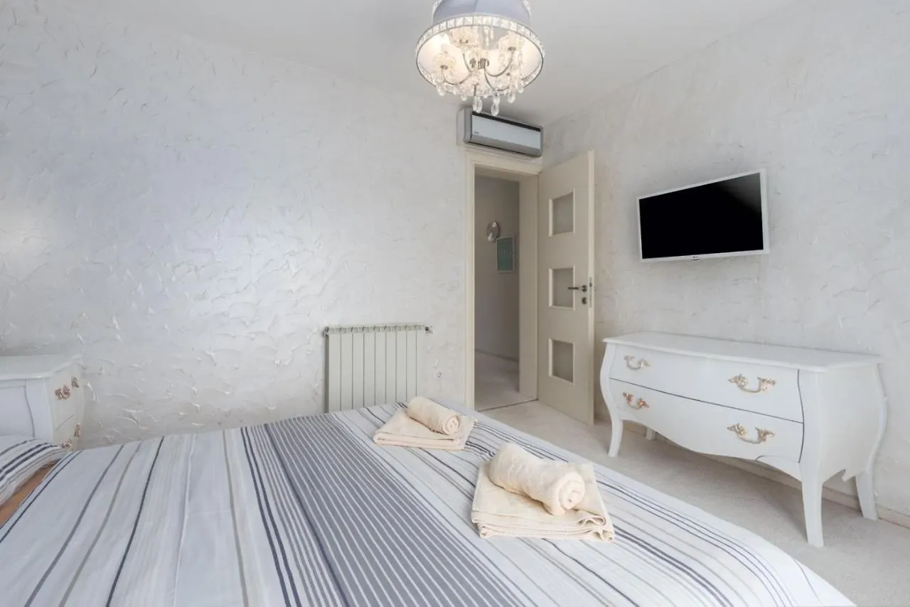 Exclusive 4 Bedroom Villa Alex In Porec With Private Pool, Garden And Parking קרואטיה