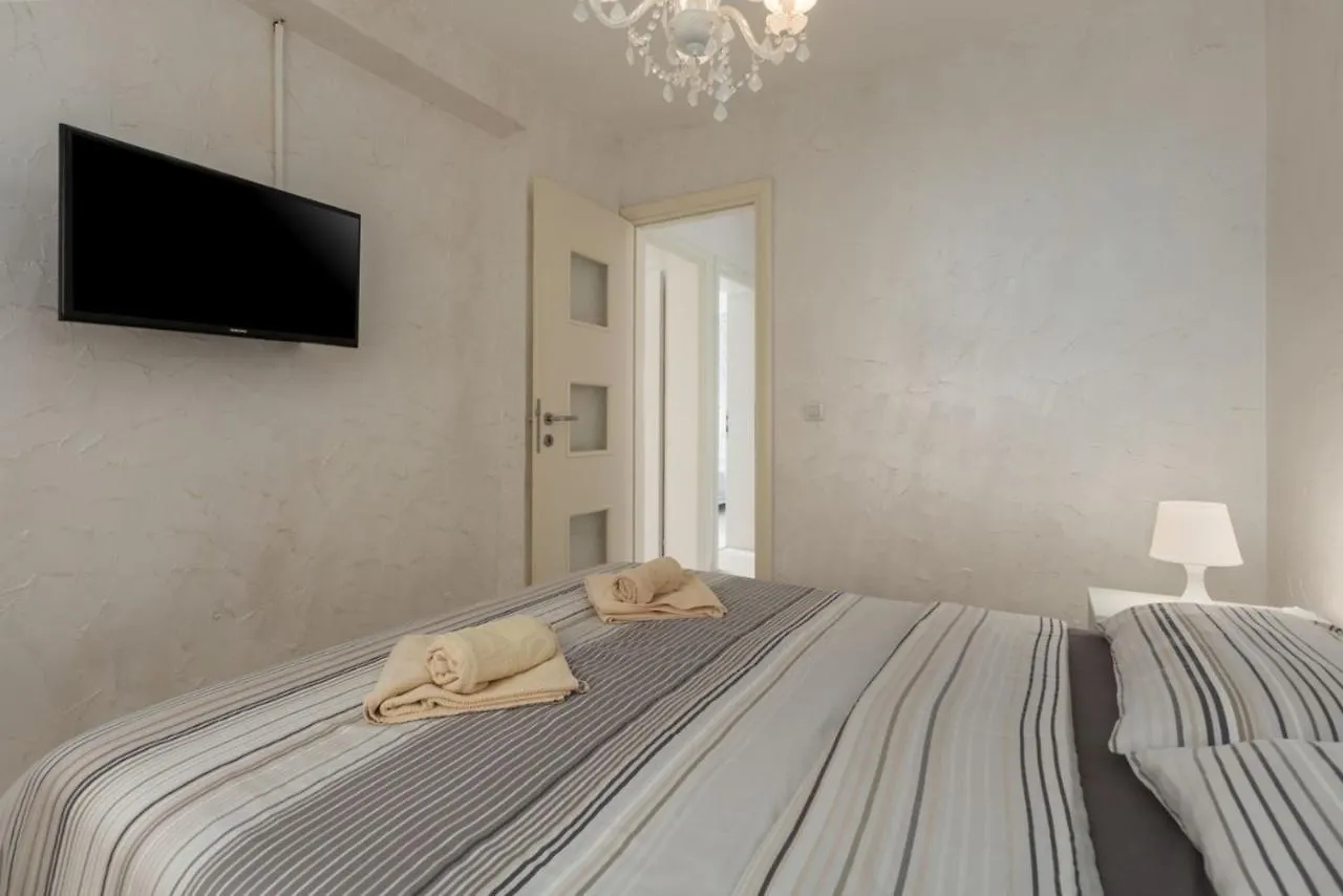 Exclusive 4 Bedroom Villa Alex In Porec With Private Pool, Garden And Parking 0*,  קרואטיה